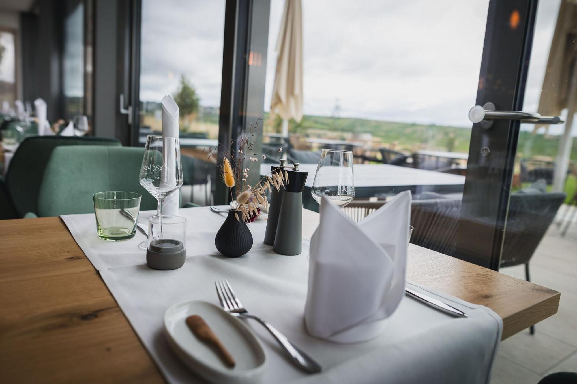 Weinzuhause Hotel-Restaurant-Vinothek Mommenheim Exterior photo